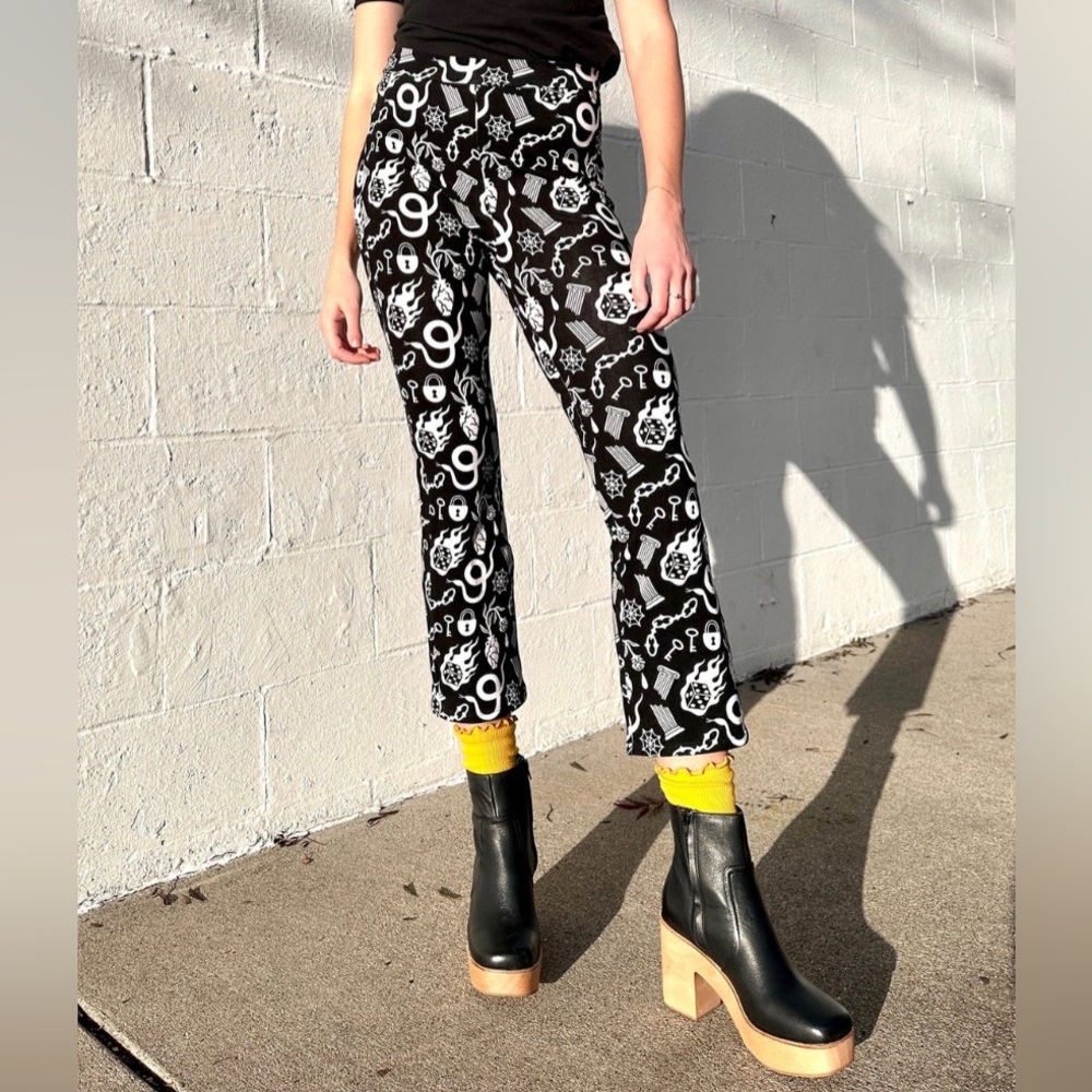 Nooworks Kick Flare Pants Size Medium. While Odin Sleeps print